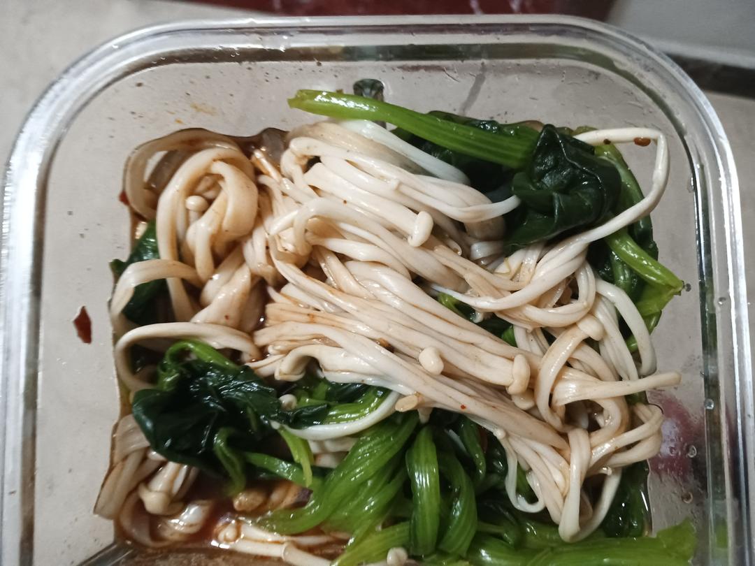 解馋减脂餐！酸辣开胃又下饭的菠菜拌金针菇