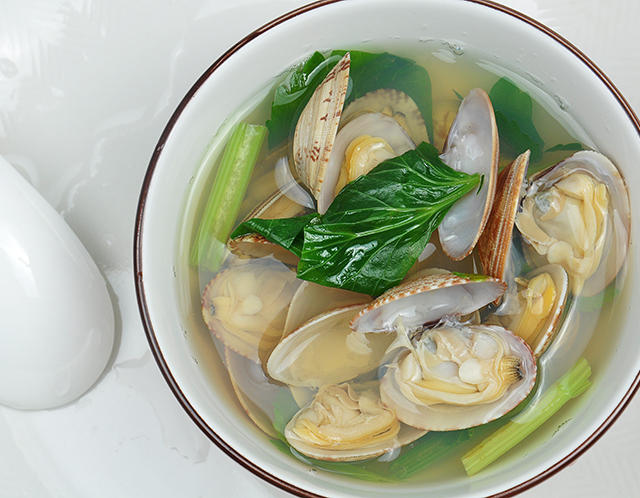 【快手汤】 只要几分钟，就能做好的芹香花蛤汤，一碗大海的味道……
