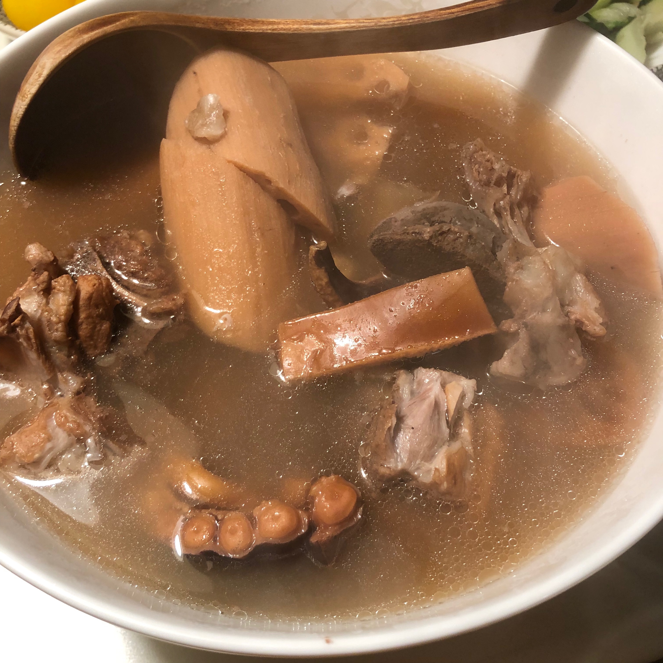 广东煲汤 - 莲藕猪骨墨鱼汤的做法