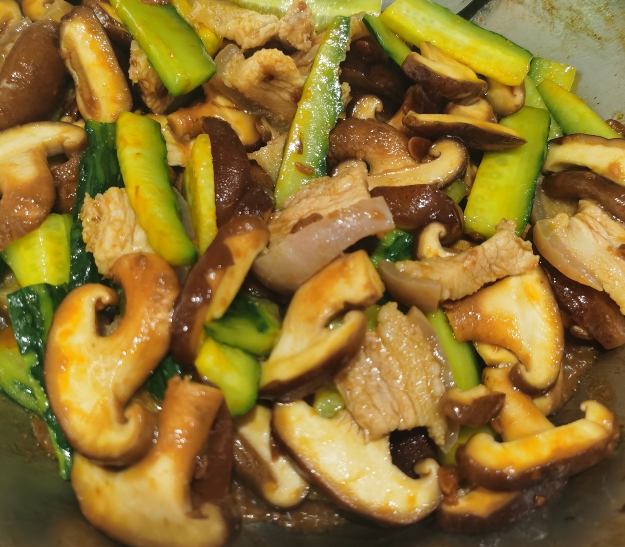 鲜香菇黄瓜炒猪腩肉的做法