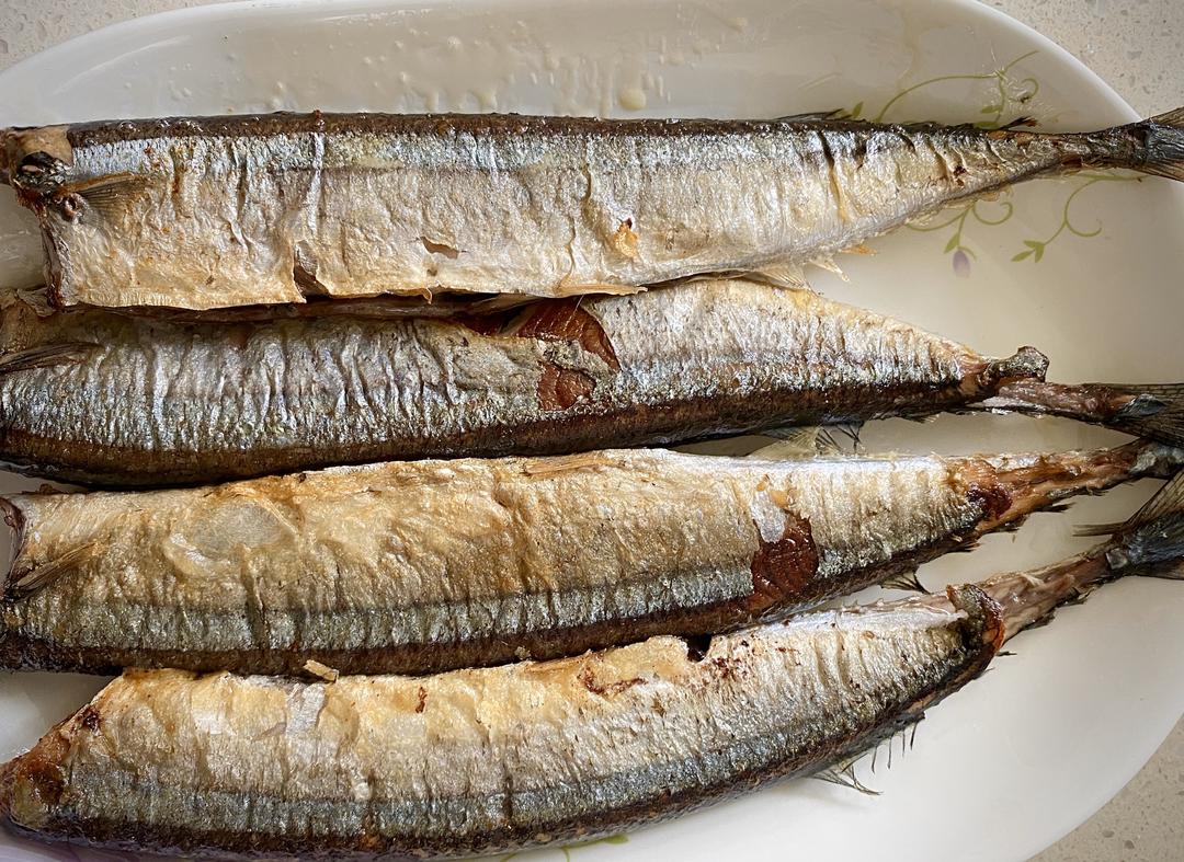 只是日料店里,很多店都不扒内脏直接煎或烤,靠近鱼腹位置的又腥又苦