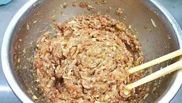 猪肉白菜饺子多加一种调料鲜香好吃的做法 步骤4