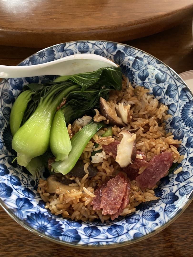 广式腊味煲仔饭
