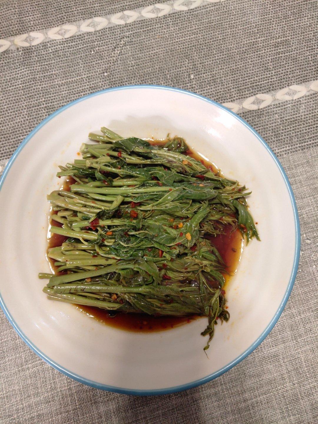 以呀喂做的凉拌香椿芽