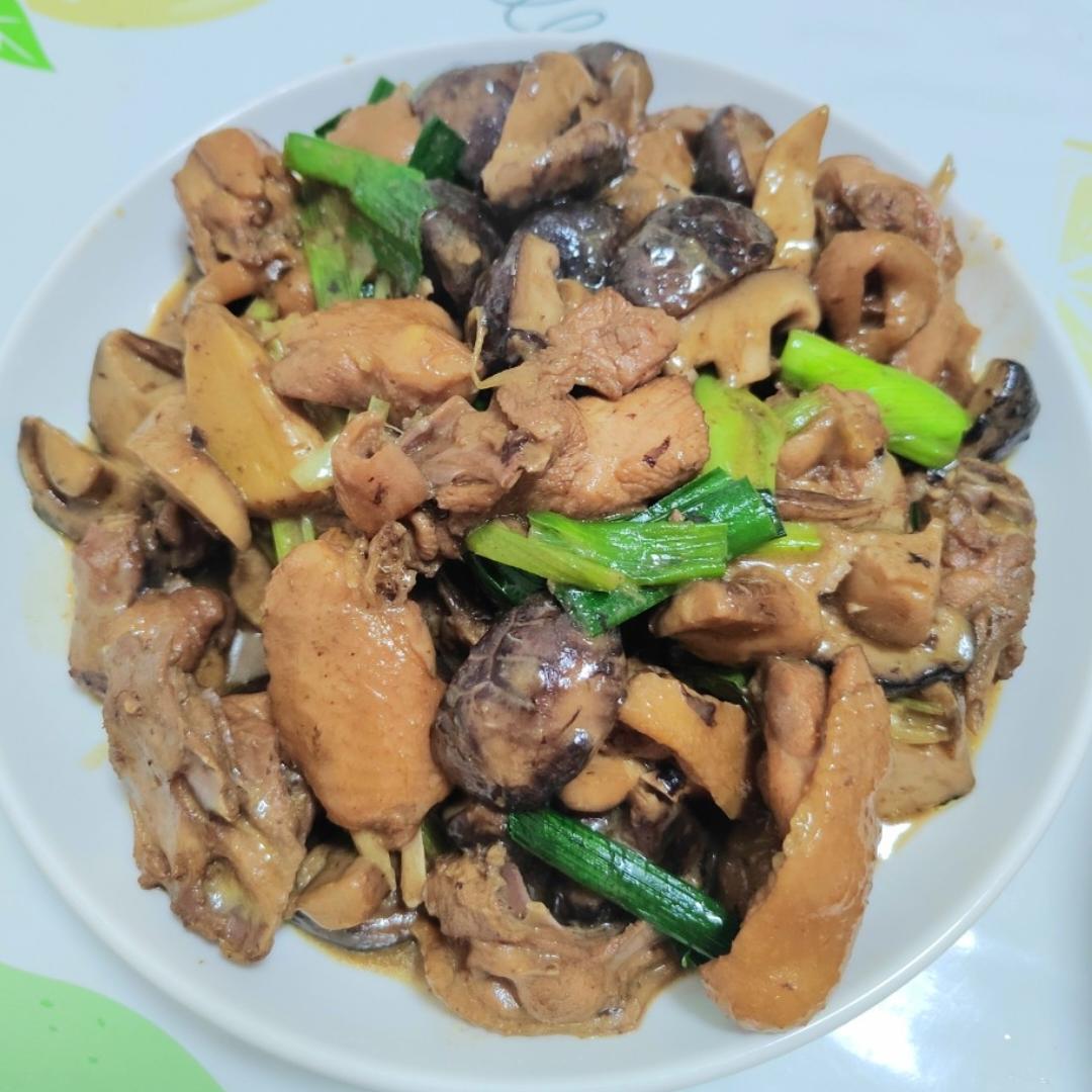 十几年不吃鸡肉的人吃了一盘子的小鸡炖香菇