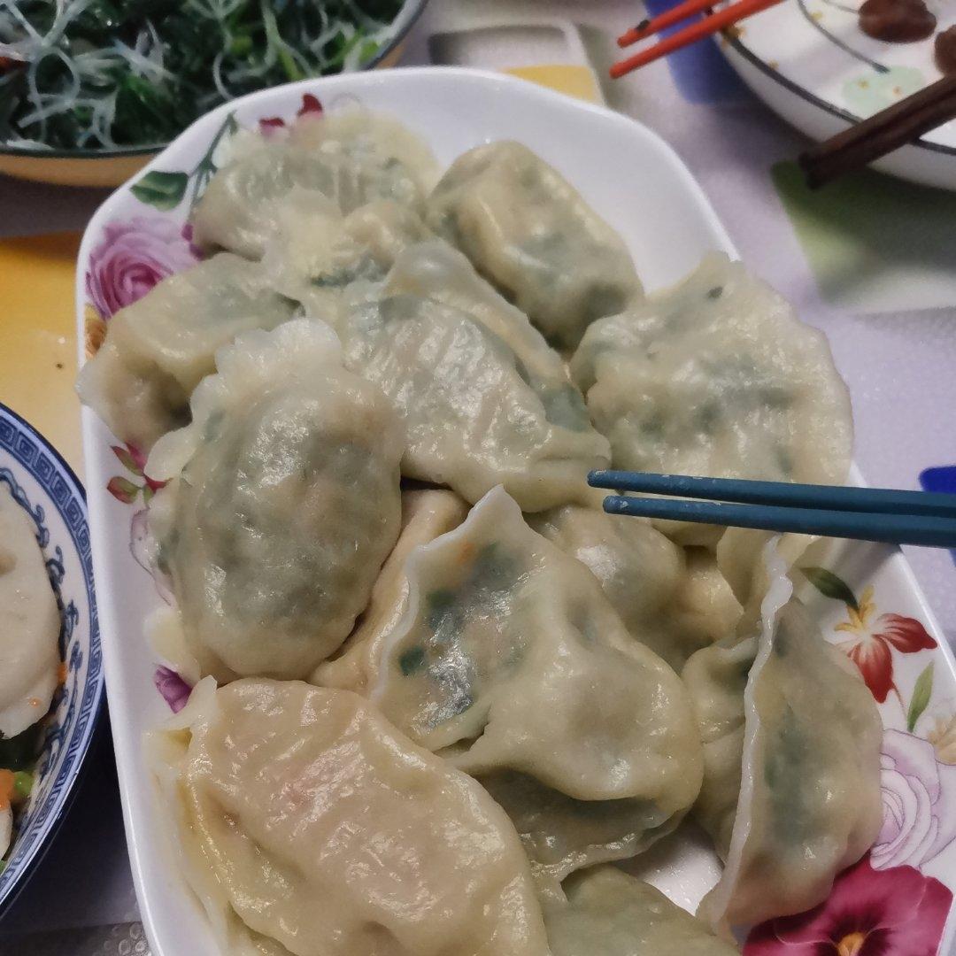 韭菜猪肉饺子(附擀皮和最简单的饺子包法)