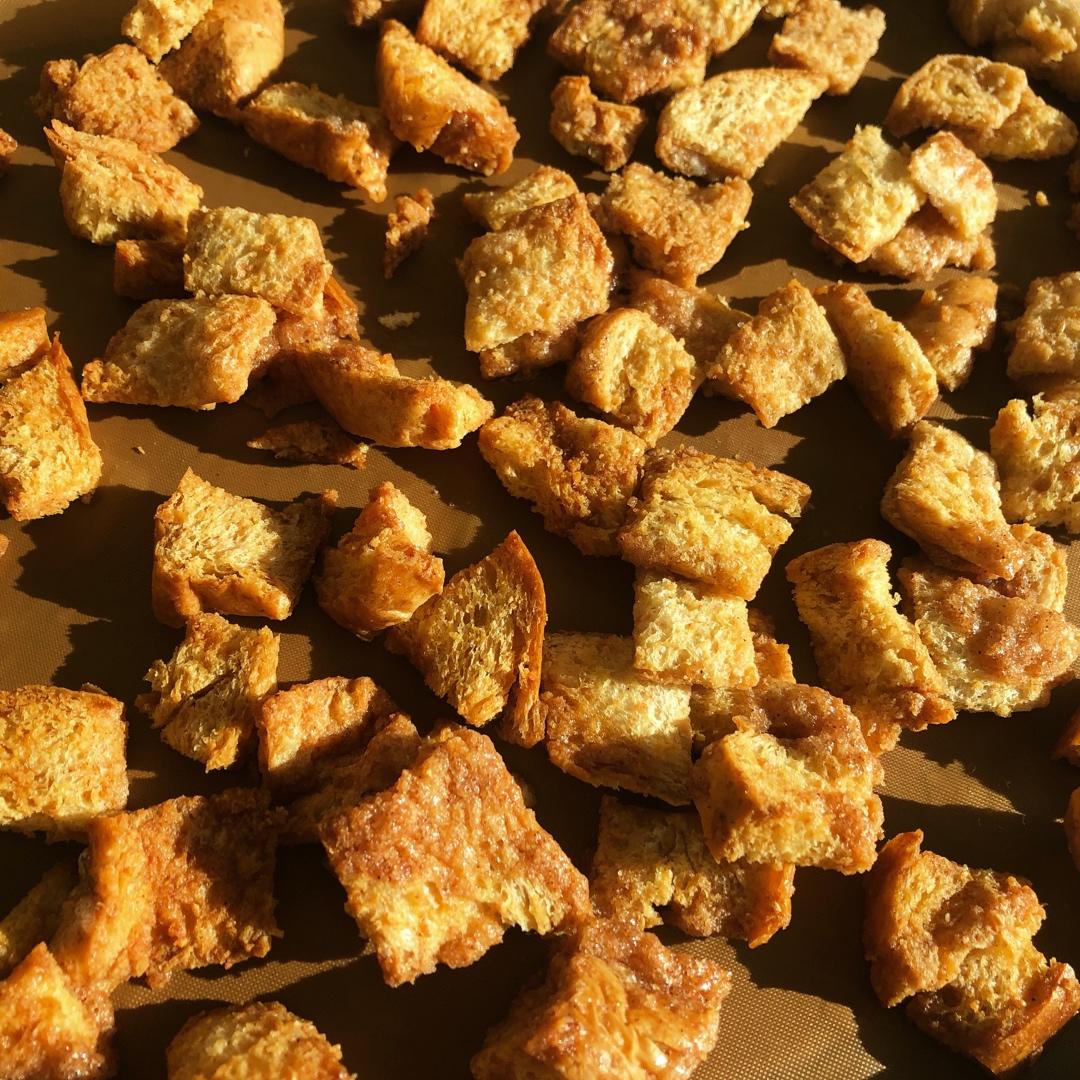 超级简单的焦糖肉桂面包粒