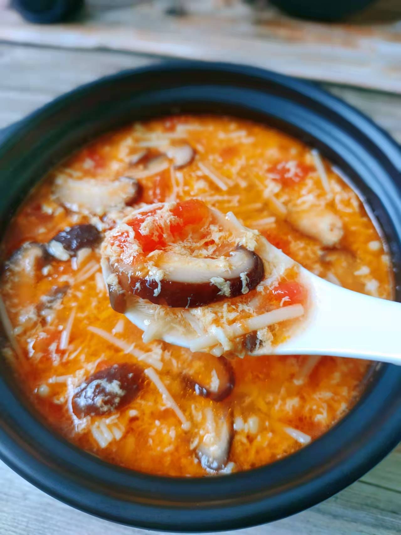 汤鲜味美的西红柿香菇汤的做法