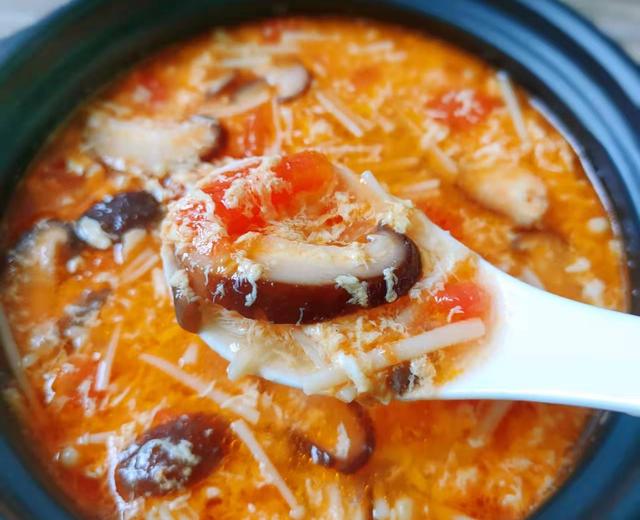 汤鲜味美的西红柿香菇汤