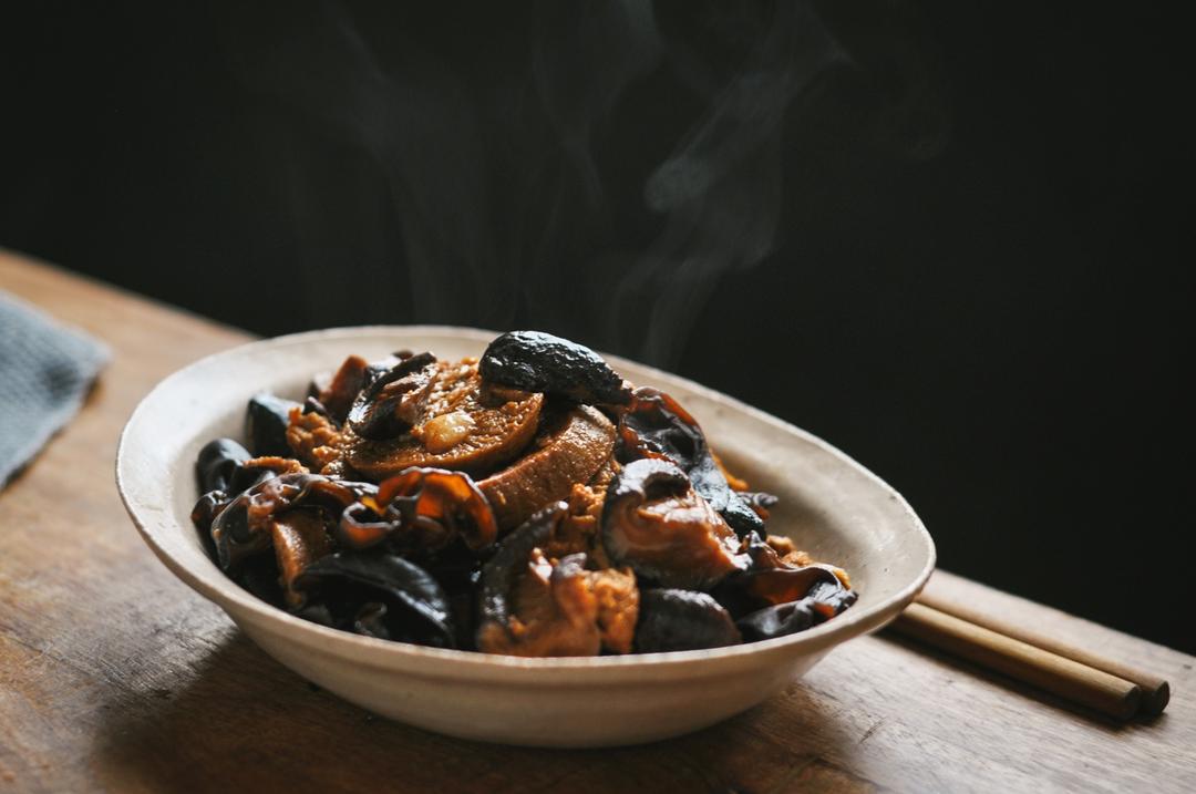 冷热可食的年菜---红烧素鸡甚于食肉!（素鸡鲜嫩多汁有诀窍）