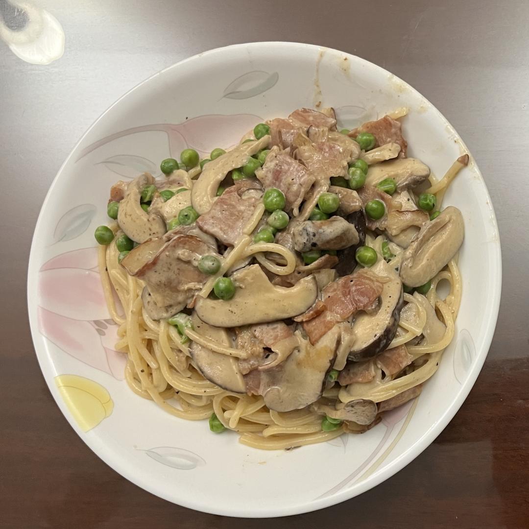 用牛奶代替奶油的                培根蘑菇意大利面🍝 Creamy bacon       mushroom fettuccine