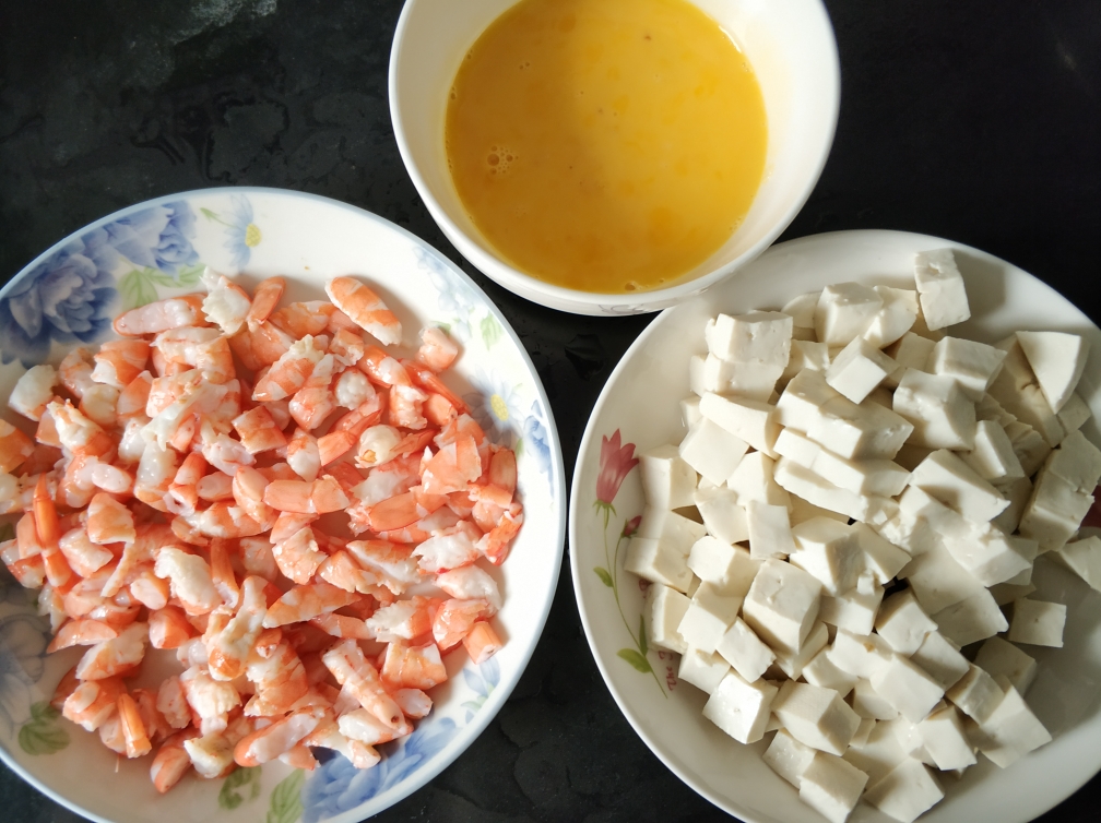 虾仁豆腐蛋花汤(适合小孩子喝)的做法 步骤2