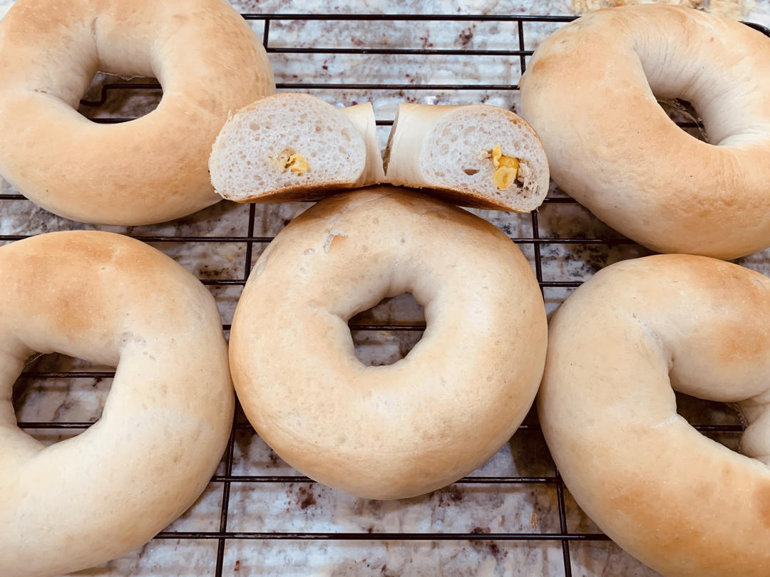 黑不溜秋的金枪鱼玉米竹炭贝果