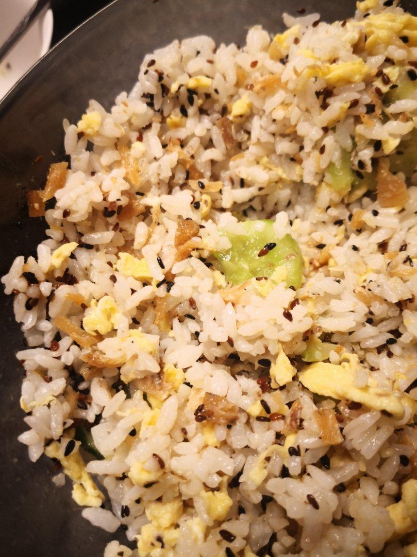 【昨日的美食】三文鱼鸡蛋青瓜散寿司（夏日轻食）