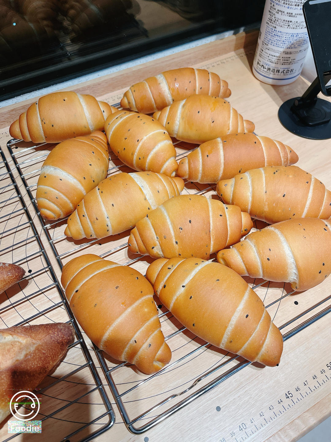 咸香黑芝麻盐面包