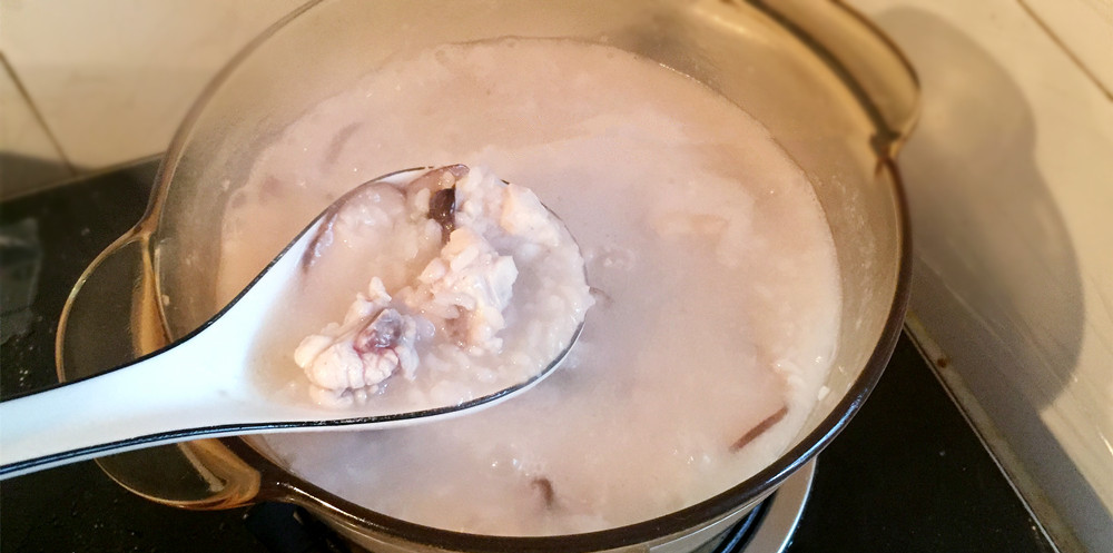 用剩米饭煮一锅香菇滑鸡粥粥，养胃、开胃皆宜的鲜粥。的做法 步骤5