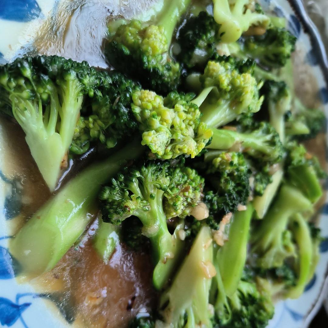 好吃到爆的耗油蒜蓉西兰花(从不修图，喜欢请关注)
