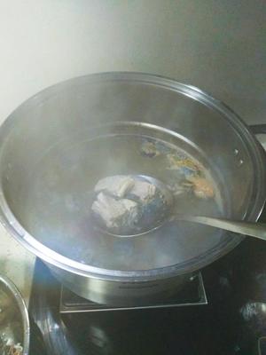 快手松茸排骨乌鸡汤餐的做法 步骤6