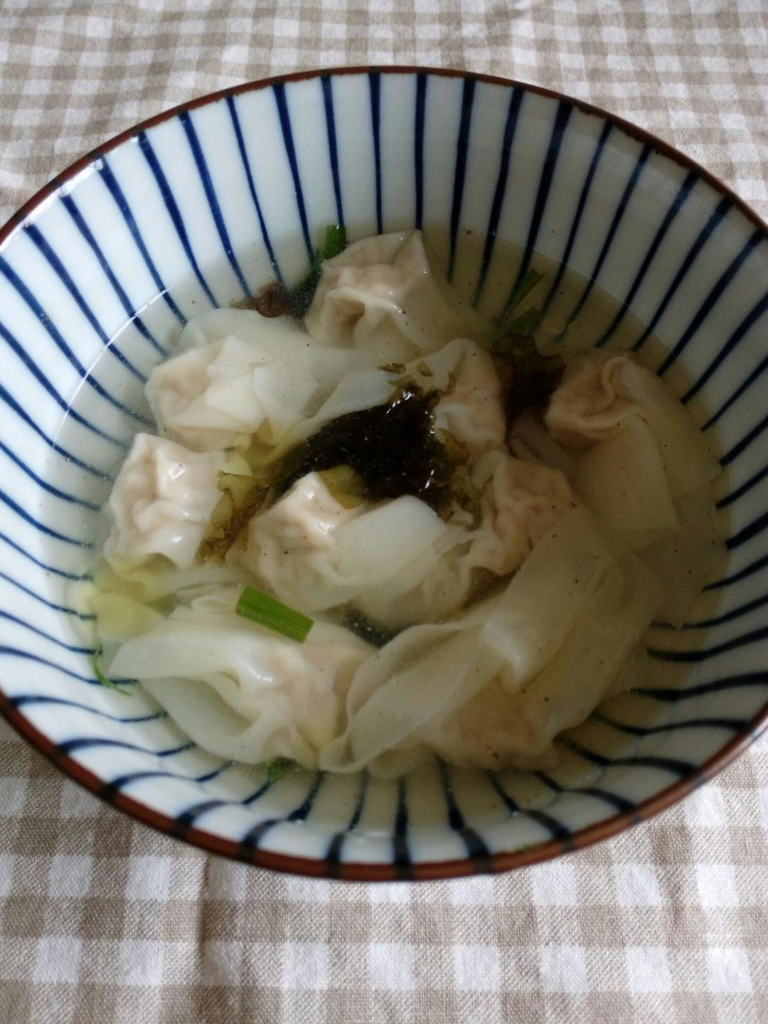 0人做過這道菜收藏上海崇華小餛飩皮薄如紙,餡料純肉,湯料中加紫菜