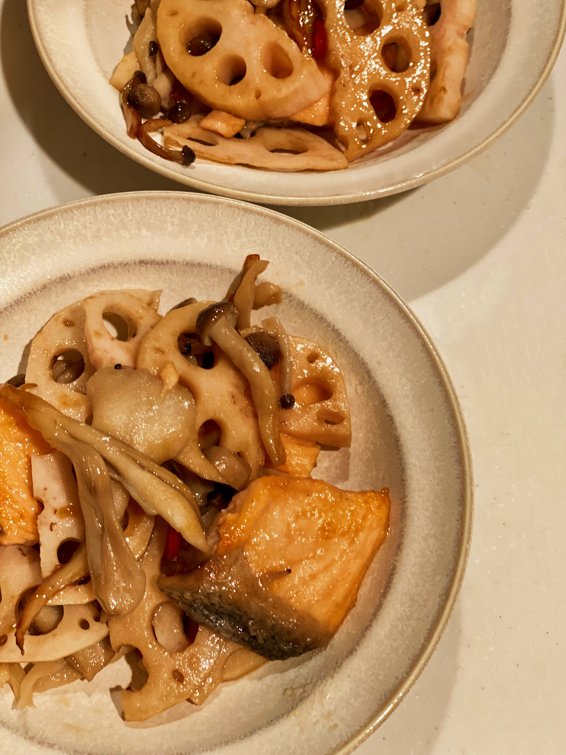 日式家庭料理三文鱼焖莲藕舞茸和蟹味菇
