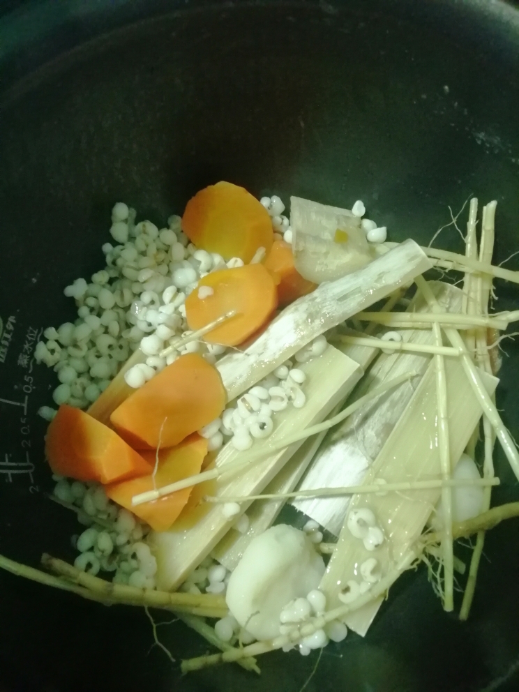 最近好流行的竹蔗茅根膏，自己做超级方便，清凉下火的做法 步骤1