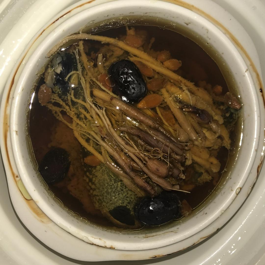 红参花胶炖乌鸡汤