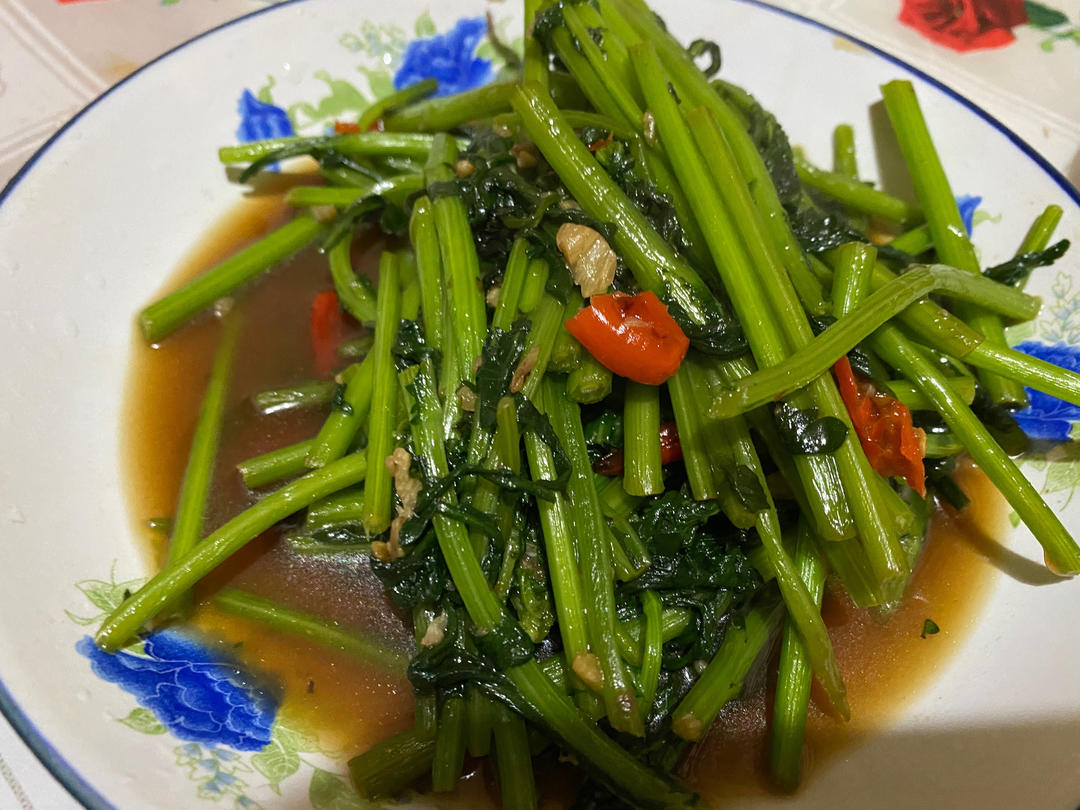 炒茼蒿（零失败巨好吃的快手菜）