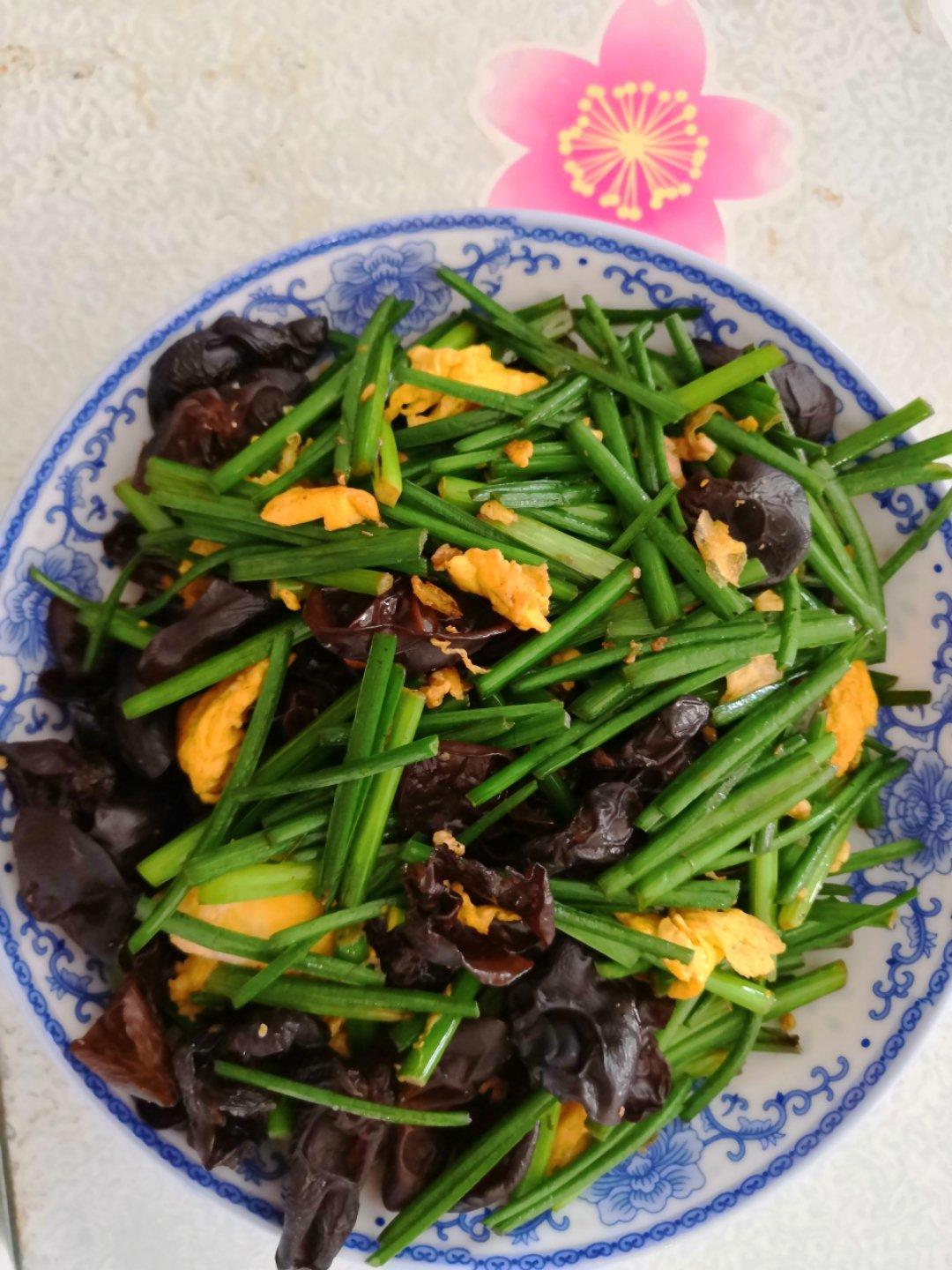 蒜苗木耳炒鸡蛋
