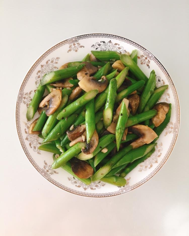 芦笋炒蘑菇
