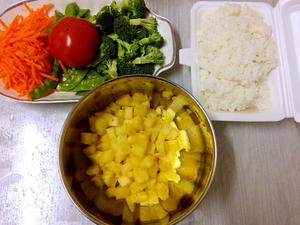 减脂瘦身菠萝炒饭的做法 步骤2