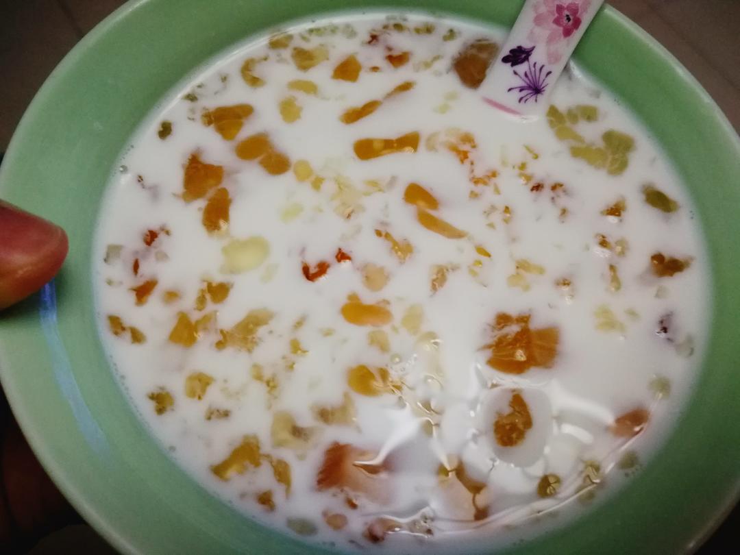 牛奶炖桃胶