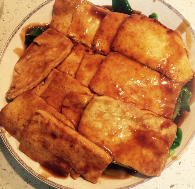 浇汁煎烧豆腐配小油菜