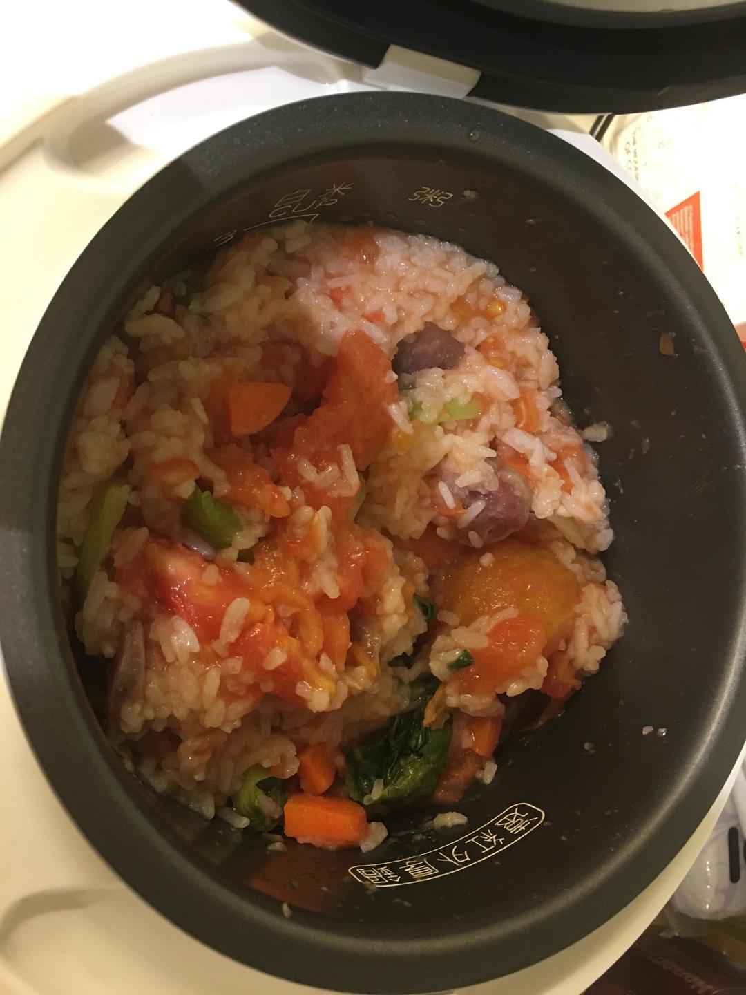 懒人电饭煲西红柿青菜胡萝卜腊肠饭