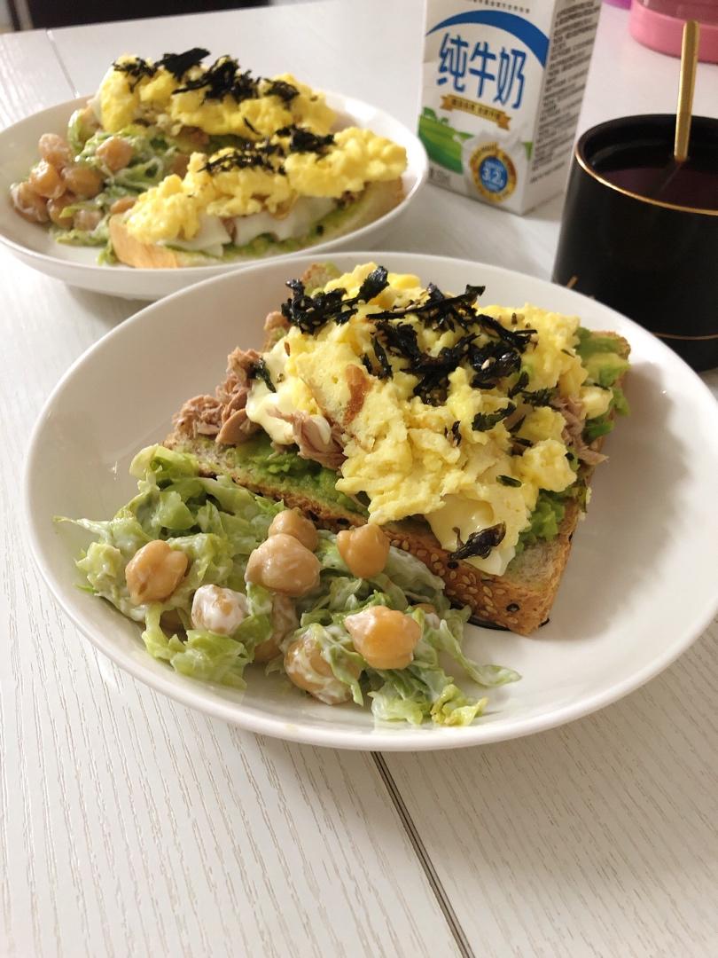 吃完还想再来一份的低卡健身餐，无油版牛油果金枪鱼厚烧蛋全麦吐司