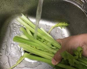 酸酸甜甜的鲜榨柠檬西芹汁（加土蜂蜜）——纯素饮品，健康美味的做法 步骤1