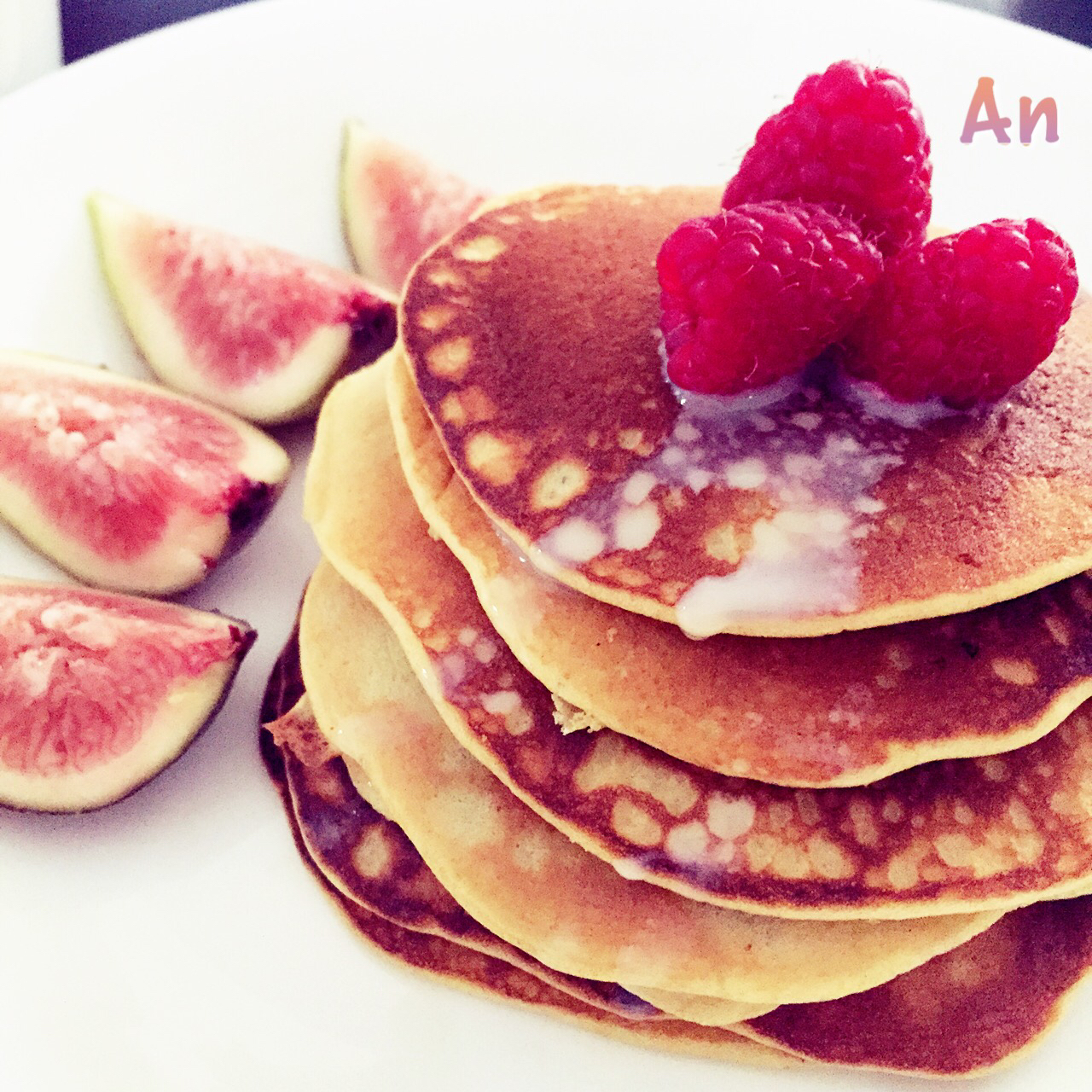 【酸奶松饼yogurt pancake】，搭上黑莓果酱和枫糖的美味。