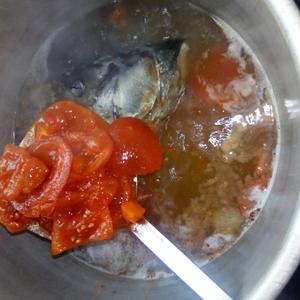 番茄鲜鱼头汤的做法 步骤9