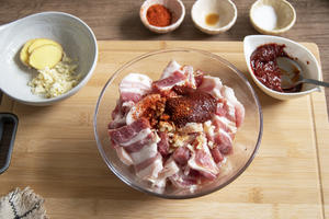 超级过瘾的韩餐一炉搞定！韩式烤五花肉+大酱汤的做法 步骤3