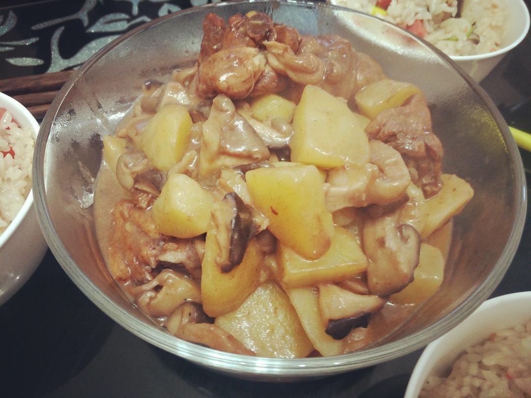 超级下饭土豆香菇炖鸡腿