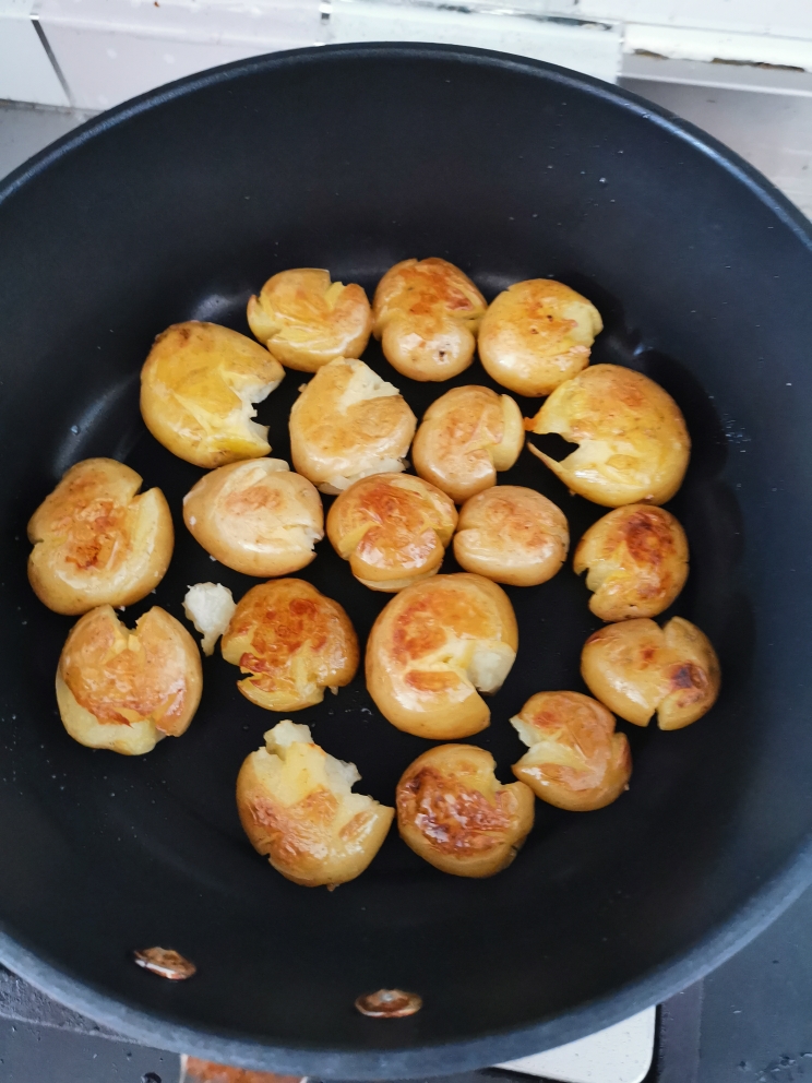 夏天时令小菜——椒盐小土豆的做法 步骤2