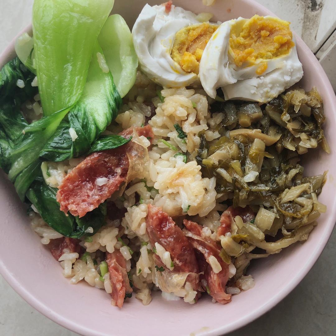 广式腊味煲仔饭