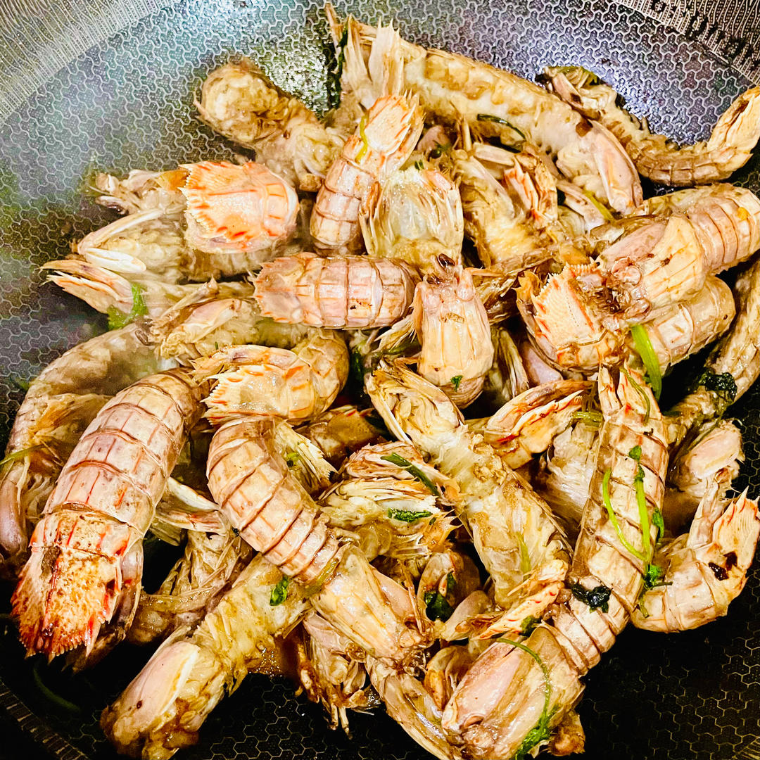 无油炸版的椒盐皮皮虾和巧拨虾壳的方法