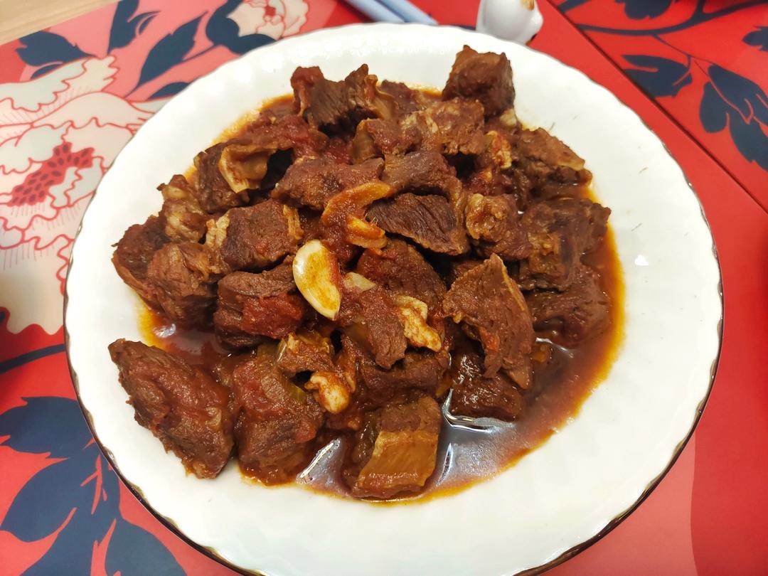 给我一份西红柿炖牛腩，我能吃掉三碗米饭。