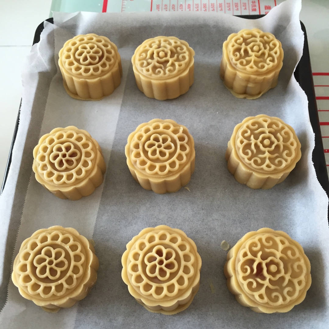 广式莲蓉（豆沙）蛋黄月饼（超详细步骤）