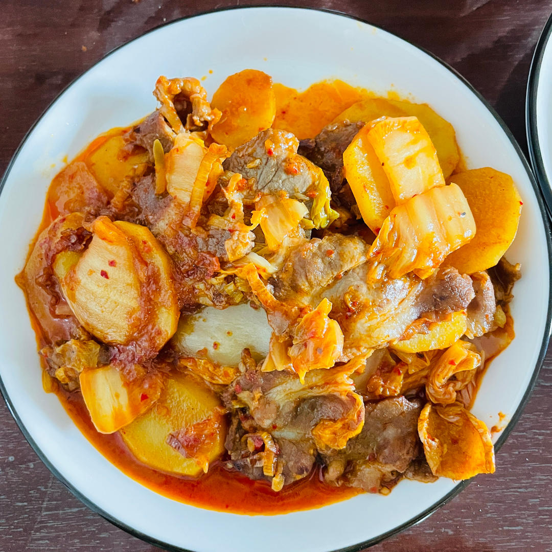 朝鲜族特色【辣白菜土豆片炒五花肉】太下饭，千万别吃否则你会爱上它