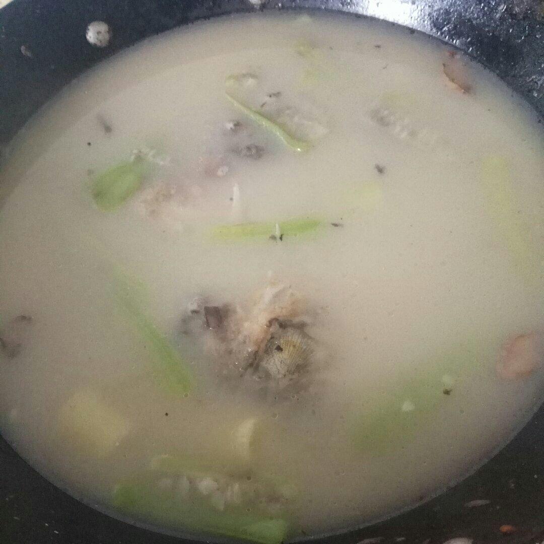月子餐：鲫鱼丝瓜汤（促进乳汁分泌）