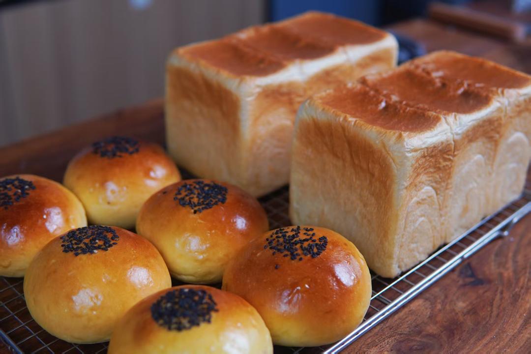 又历时一年，用手机拍下的100款面包在烤箱里膨胀瞬间！祝大家元旦快乐！