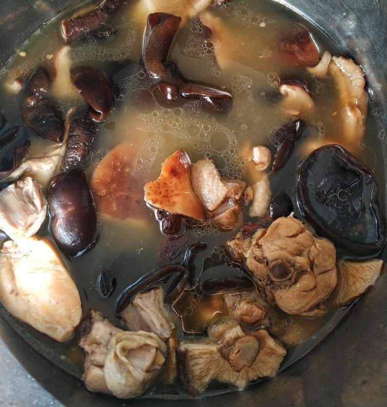 香菇炖鸡汤