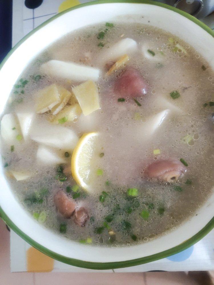 黄豆花生猪脚汤