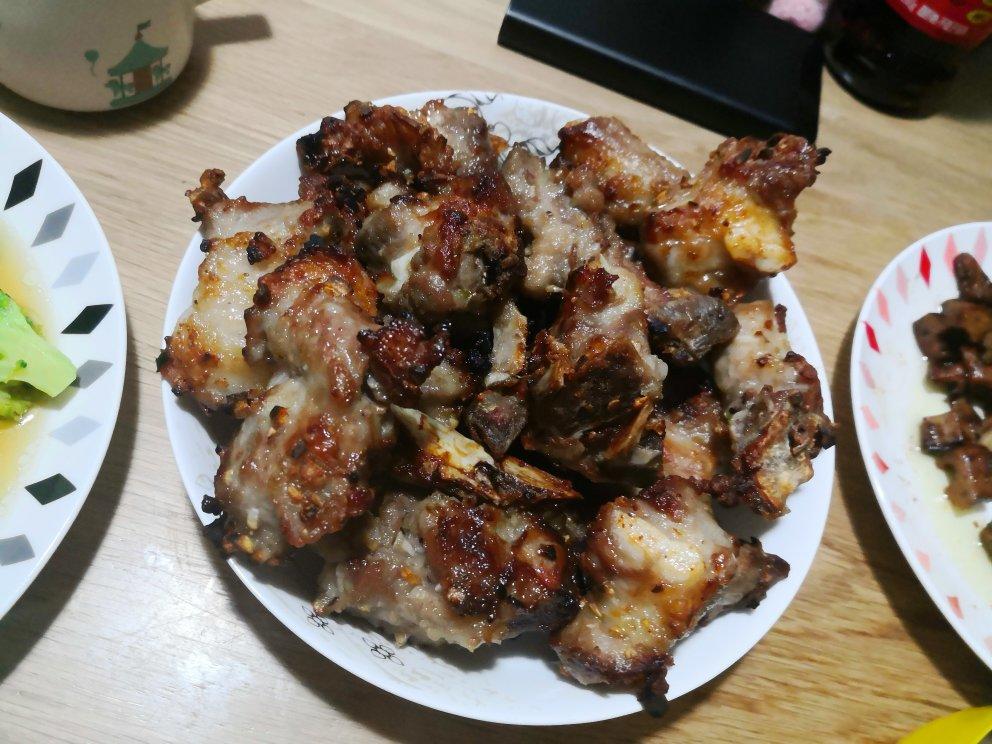 我家排骨从不红烧，加一些大蒜，出锅香喷喷，孩子吃完舔手指